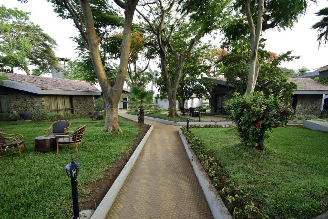 Caves County Resort Malegaon Esterno foto