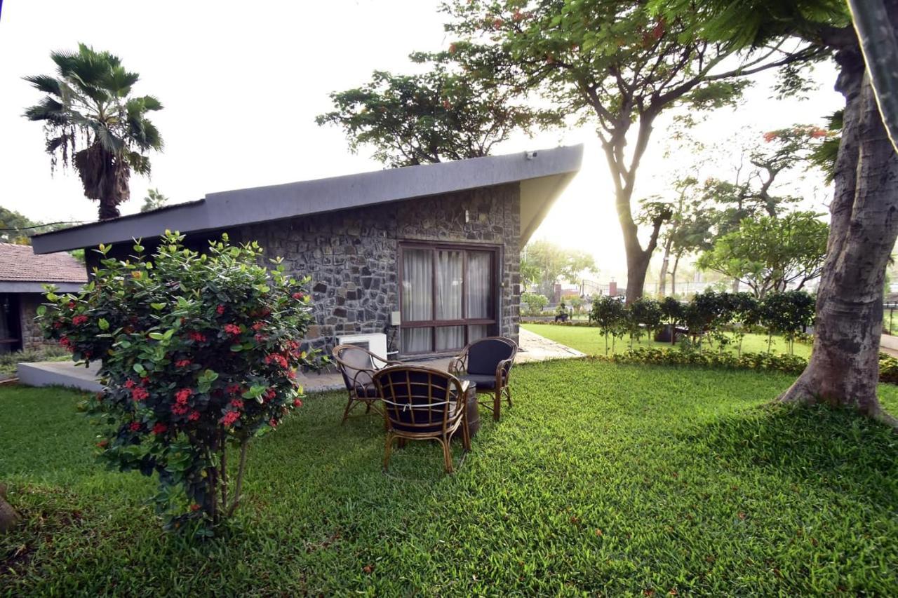 Caves County Resort Malegaon Esterno foto