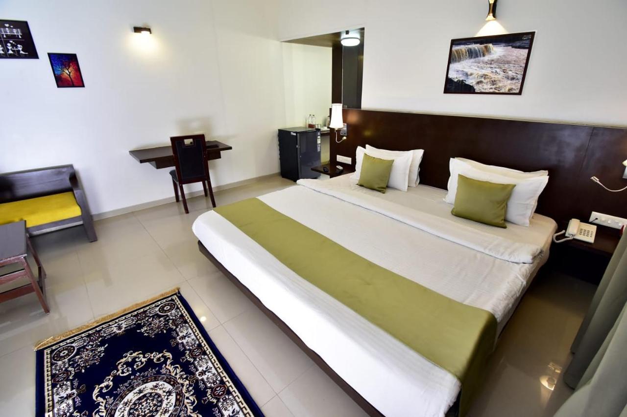 Caves County Resort Malegaon Esterno foto