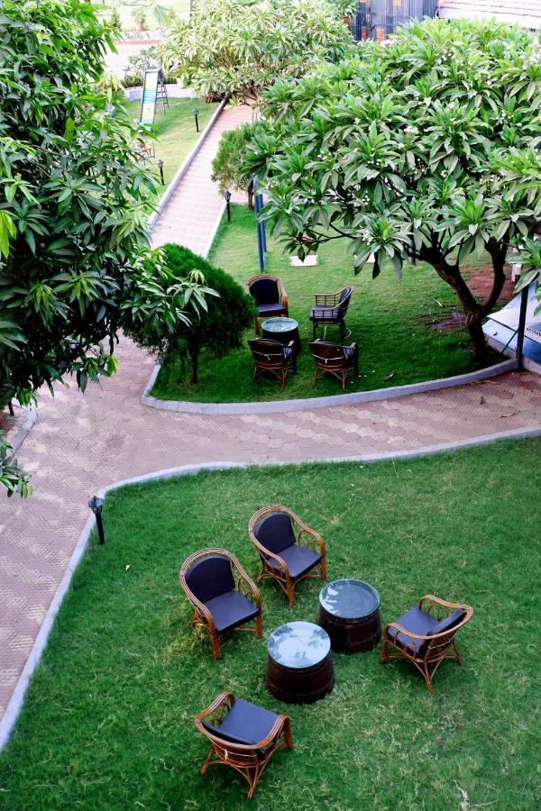 Caves County Resort Malegaon Esterno foto