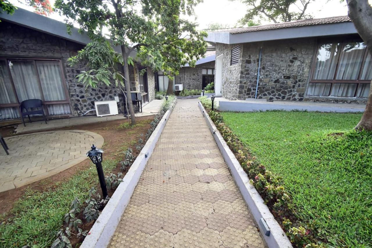Caves County Resort Malegaon Esterno foto